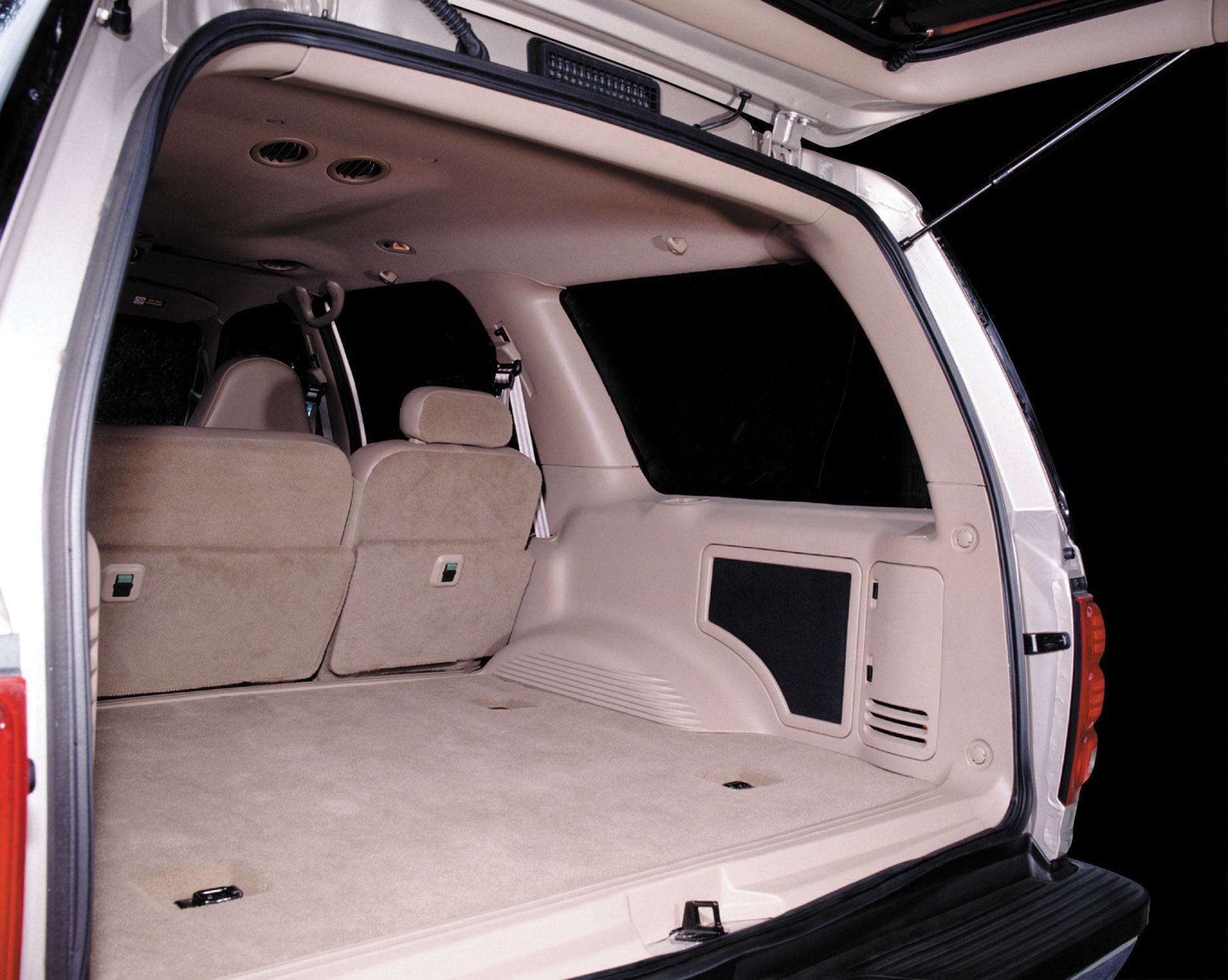 SB-F-EXPED-10W1v3 Stealthbox Installed in Vehicle